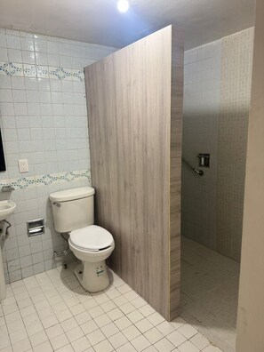 Basic Double Room, 2 Queen Beds | Bathroom