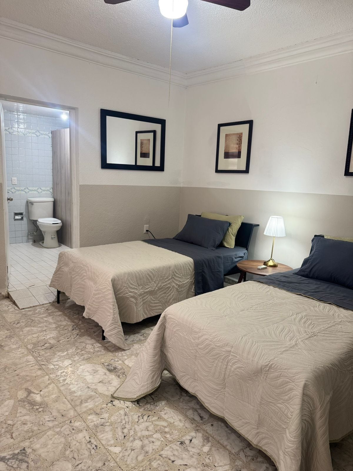 Eenvoudige tweepersoonskamer, 2 queensize bedden | Een bureau, een laptopwerkplek, gratis wifi