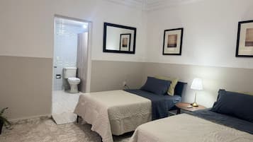 Eenvoudige tweepersoonskamer, 2 queensize bedden | Een bureau, een laptopwerkplek, gratis wifi
