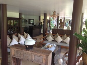 A spacious living area with a sofa set, a wooden coffee table, and a decorative vase. - Ban Kaew Villas (Koh Samui)