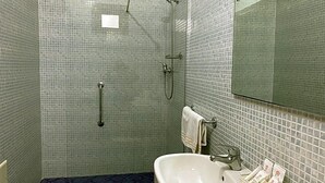 A bathroom with a shower, a sink, a mirror, and a towel rack. - Hotel Egitarso Sul Mare (San Vito Lo Capo)