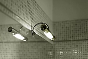 A bathroom with a tiled wall and a faucet with a mirror. - Hotel Alla Nave (Masi)