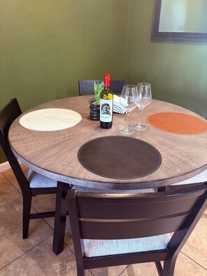 Dining - Cozy 2-bedroom condo in charming Scottsdale with AC, tennis, pool & fitness room (Scottsdale)