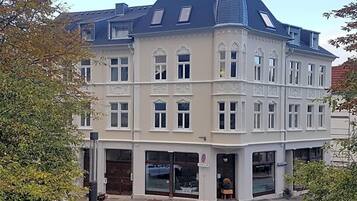 Ein Eckgebäude mit zahlreichen Fenstern und einem markanten architektonischen Stil.