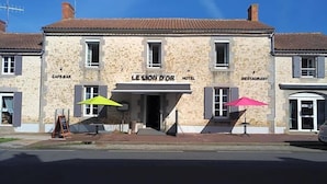 A building with a sign reading 'LE LION D'OR HOTEL' and 'RESTAURANT' on the side. - Le Lion D Or (Bernay)