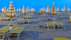 A beach with rows of striped umbrellas and sun loungers. - Hotel Strand A Frontemare (Jesolo)