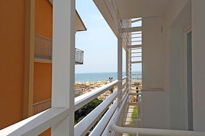 Ein Balkon mit Blick auf den Strand und den Ozean.