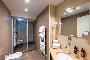 A modern bathroom with a glass shower enclosure, a sink, a mirror, and a towel rack. - Villa I Pini (Civitella in Val di Chiana)