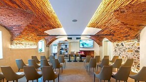 A room with a brick ceiling, a TV, and a fireplace. - Villa I Pini (Civitella in Val di Chiana)