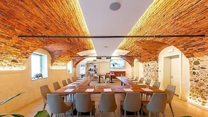 A conference room with a long table, chairs, and a television screen. - Villa I Pini (Civitella in Val di Chiana)