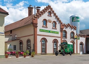 A building with a sign reading 'BRAUHAUS MÖSSINGER' and a vintage green truck parked in front. - Fischer S Hotel Brauhaus (Moessingen)