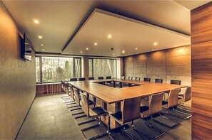 A conference room with a long table, chairs, and large windows. - Hotel Oscar (Campina)