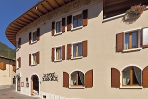 A multi-story building with a sign reading 'Hotel X'. - Garnv Hotel Tignale Gtsgroup (Tignale)