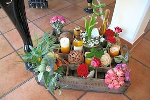 A wooden crate filled with flowers, candles, and a bottle. - Hotel Prinz Albrecht (Neuzelle)