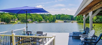 Lakefront, Stunning Views, Kayaks, SUPs, Game room, Private Dock on Hyco Lake