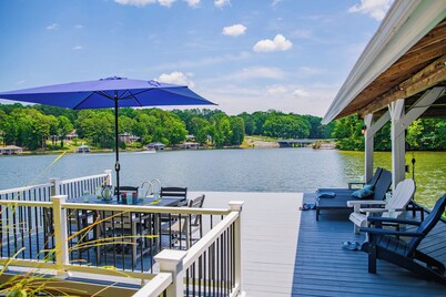 Lakefront, Stunning Views, Kayaks, SUPs, Game room, Private Dock on Hyco Lake