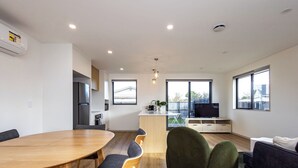 Un espacio habitable moderno con comedor, cocina y zona de estar.
