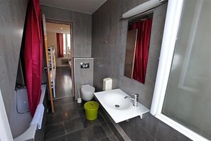 A modern bathroom with a shower, toilet, and sink. - Plug Inn Montmartre By Hiphophostels (Paris)