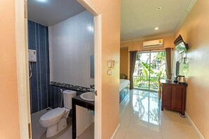 A modern bathroom with a toilet, sink, and shower. - Wangka Resort (Sangkhla Buri)