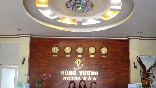 A hotel reception desk with clocks displaying times from New York, London, Paris, and Tokyo. - Hung Vuong Hotel (Tuy Hoa)