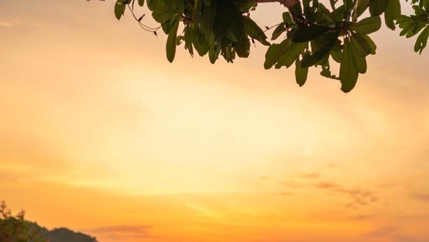 A sunset view with a table set for two, overlooking a body of water. - Casa De Lipe (Koh Lipe)