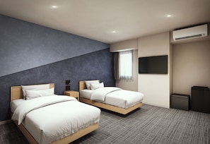 Ein modernes Hotelzimmer mit zwei Betten, einem Flachbildfernseher, einer Klimaanlage und einem Fenster mit durchsichtigen Vorhängen.