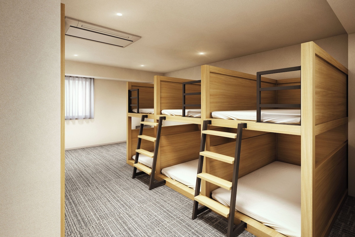 Ein Zimmer mit Etagenbetten, einem fenster mit Vorhängen und einem Teppichboden.