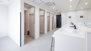 A modern bathroom with multiple sinks, a large mirror, and a walk-in closet. - GRAND HOSTEL LDK Hiroshima (Hiroshima)