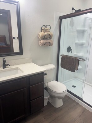 Hair dryer, towels, soap, toilet paper - Kara Creek Ranch - 2 Bed/2 Bath - Cabin 11 (Sundance)