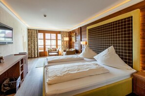 A hotel room with two beds, a desk, a chair, a TV, and a window. - Hotel Gasthof Alte Post Holzkirchen (Holzkirchen)