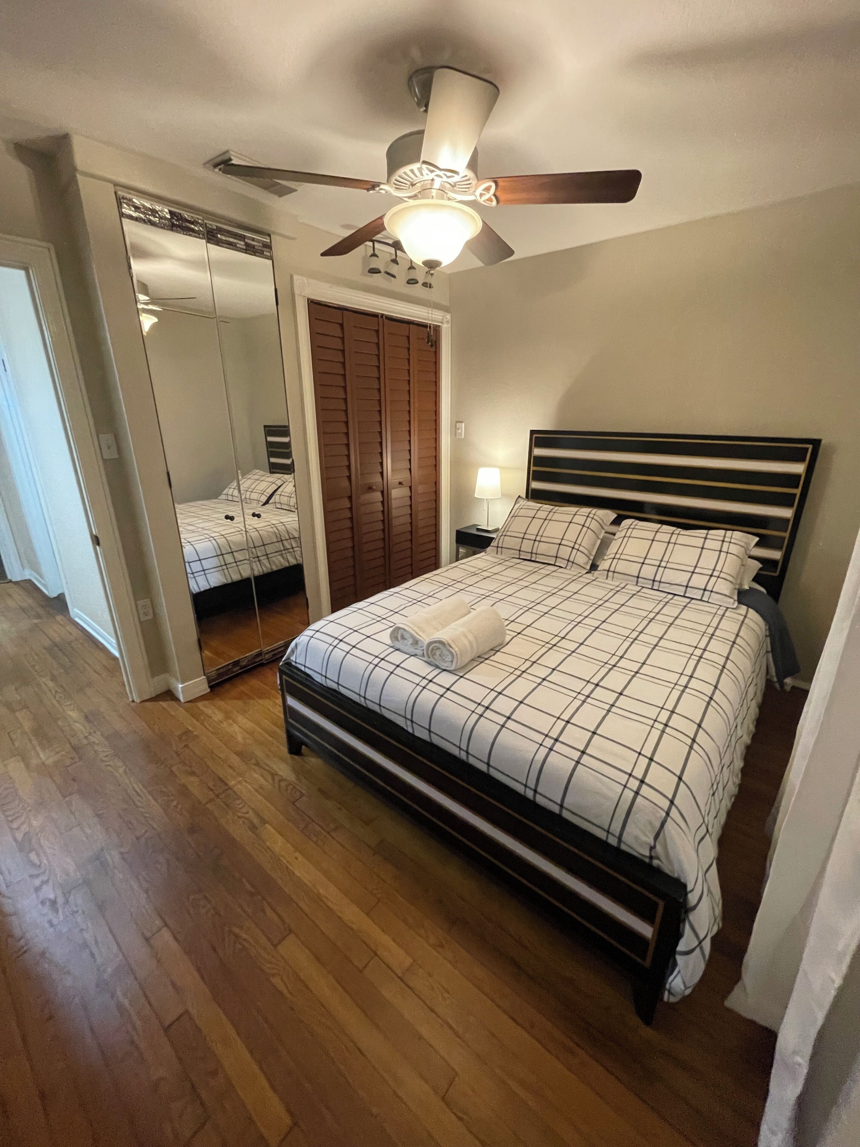 2 bedrooms, iron/ironing board, WiFi