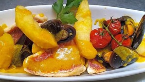 A seafood dish with mussels, shrimp, and tomatoes. - Auberge De La Table Ronde (Vinon-sur-Verdon)
