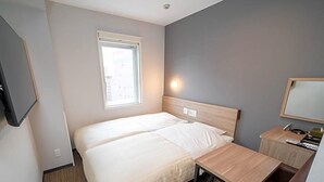 A hotel room with a bed, a desk, a chair, a TV, and a window. - Super Hotel Okayama Station Higashiguchi (Okayama)