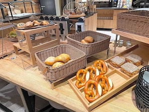 A bakery display with bread, pretzels, and pastries. - Hotel Goldener Hirsch (Kaufbeuren)