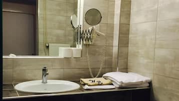 Ein Badezimmer mit Waschbecken, Spiegel und Toilette.