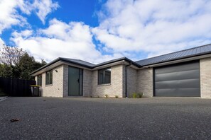 Exterior - 61A Dickson, Amazing House for big groups (Christchurch)