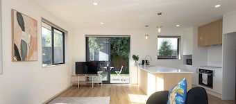Spacious Hornby Stay 3BR Sleeps 8 Garage