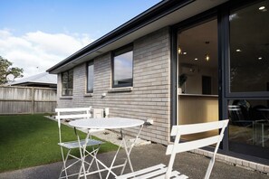 Outdoor dining - 61A Dickson, Amazing House for big groups (Christchurch)