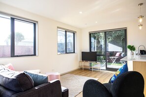 TV - 3BR Hornby Home | Sleeps 8 | Garage & Comfort Stay (Christchurch)