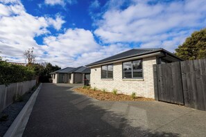 Exterior - 3BR Hornby Home | Sleeps 8 | Garage & Comfort Stay (Christchurch)