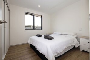 3 bedrooms, iron/ironing board, free WiFi, bed sheets - 3BR Hornby Home | Sleeps 8 | Garage & Comfort Stay (Christchurch)