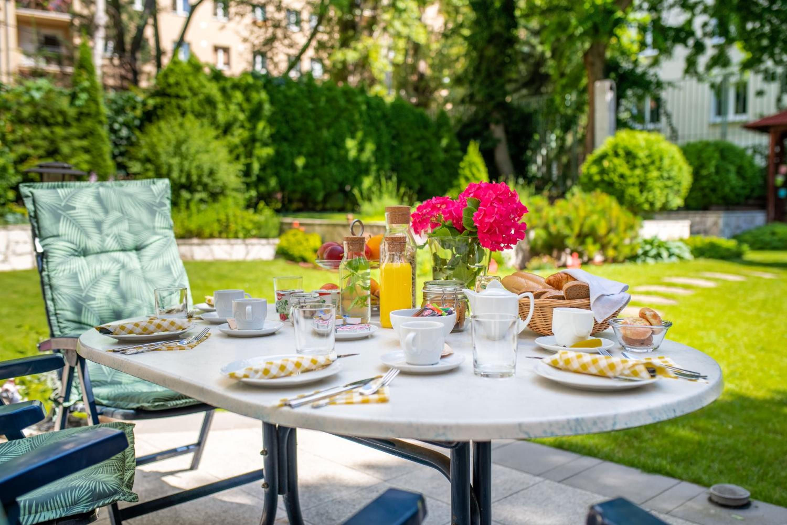Mesa y sillas al aire libre con diferentes opciones para el desayuno.