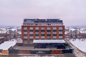 Un edificio de varios pisos con un letrero que dice 'SAROVAR PORTICO'.