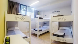 Un dormitorio con literas identificadas con las letras A, B, C, D, E y F.