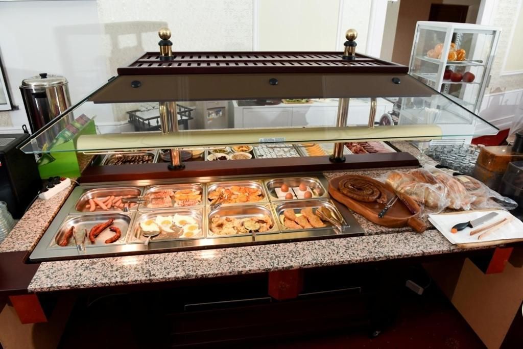 Un bufé con diversos alimentos y utensilios.
