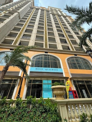 Um edifício alto com uma placa indicando 'ROSIE * QUÁGIA', um ponto de informação turística.