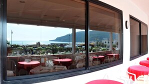 A restaurant with outdoor seating overlooking a coastal view. - Morcavallo Hotel & Wellness (Peschici)
