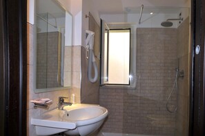 A bathroom with a sink, mirror, and shower. - Morcavallo Hotel & Wellness (Peschici)