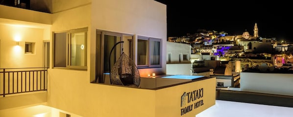A hotel reception desk with a sign reading 'TATAKI FAMILY HOTEL.' - Tataki Family Hotel (Santorini)