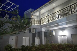 View from property - Tataki Family Hotel (Santorini)